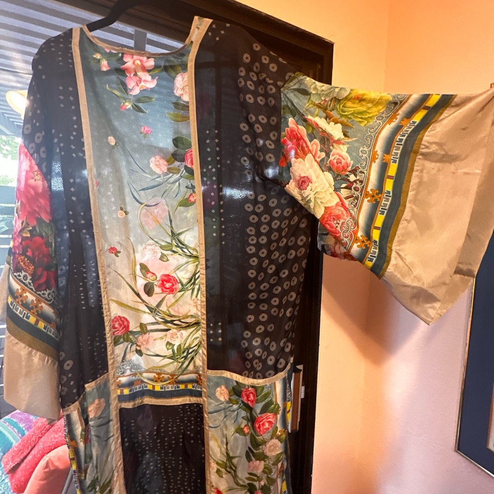 2015 Johnny was kaftan,, 100% silk in like new condition